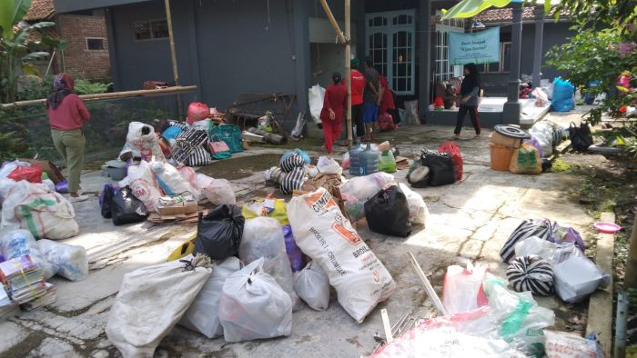 Kegiatan Bank Sampah “HIJAU BERSERI” Dusun kewangen Desa karangsari 02
