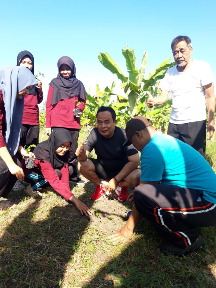 Mahasiswa KKN UNS PGSD Menanam Pohon Pepaya di Kebun Ketahanan Pangan Desa Karangsari 02