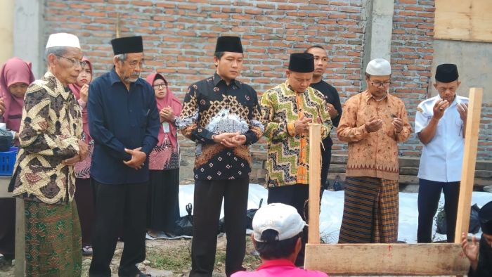 Kepala Desa Karangsari Meletakkan Batu Pertama Pembangunan MI Maarif NU Karangsari Kecamatan Kebumen 01