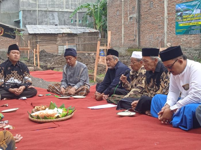 Kepala Desa Karangsari Meletakkan Batu Pertama Pembangunan MI Maarif NU Karangsari Kecamatan Kebumen 02