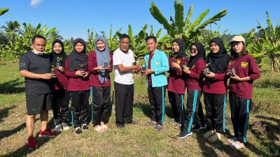 Mahasiswa KKN UNS PGSD Menanam Pohon Pepaya di Kebun Ketahanan Pangan Desa Karangsari