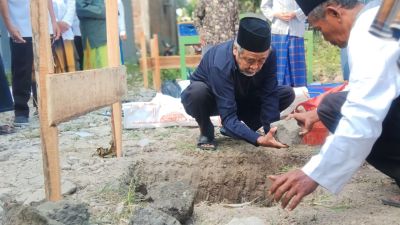 Kepala Desa Karangsari Meletakkan Batu Pertama Pembangunan MI Maarif NU Karangsari Kecamatan Kebumen